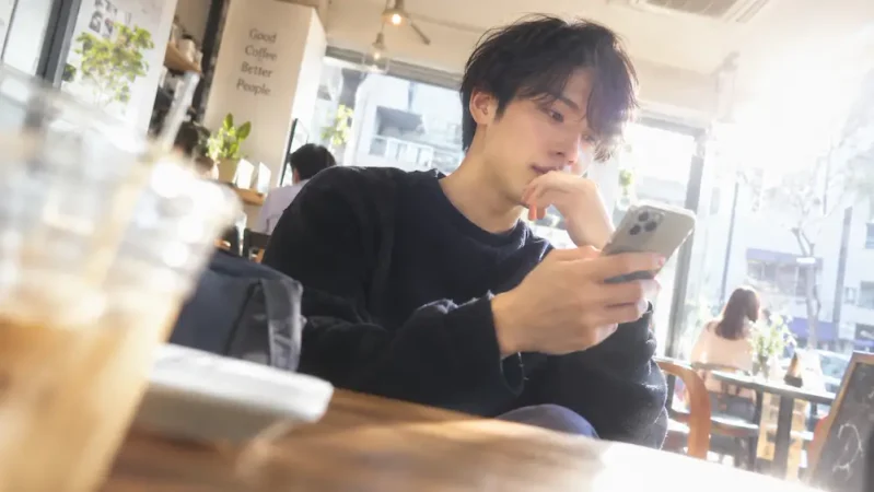 スマホを見つめる青年