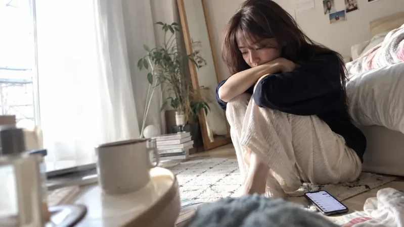 部屋で物思いにふける女性